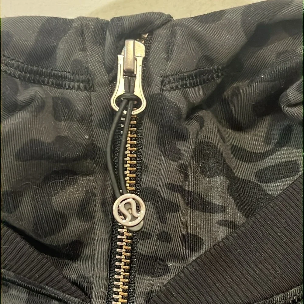 Lululemon Grey Black Namaskar Leopard Animal Swirl zip up scuba hoodie size 4 - Picture 7 of 16